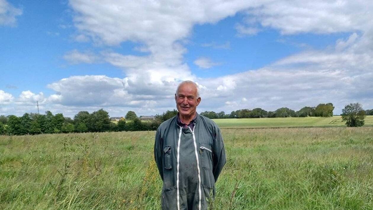 Amoureux des arbres, cet agriculteur fait planter une forêt autour de sa maison