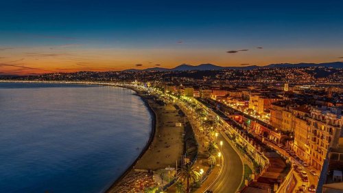 Pourquoi une boule géante a-t-elle été installée sur la promenade des Anglais à Nice ?