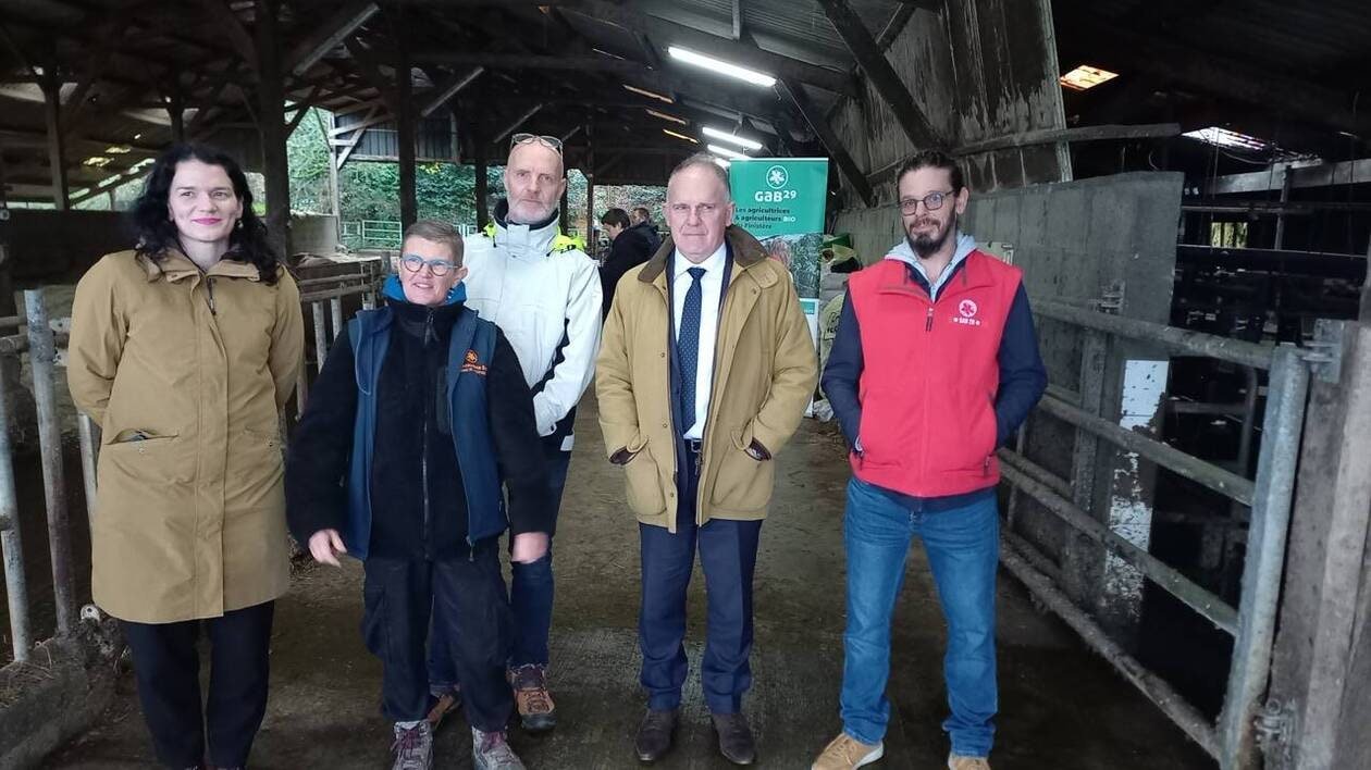 Le préfet du Finistère échange avec la filière agricole biologique à Rosnoën