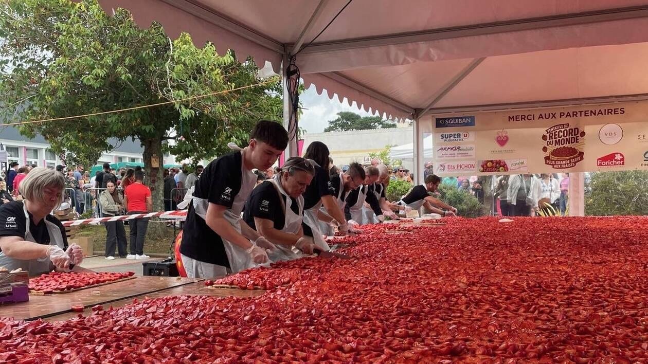 Avec 49,49 m², la plus grande tarte aux fraises du monde est bretonne !