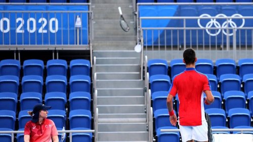 VIDEO. Tennis JO : Novak Djokovic s’emporte et jette sa raquette dans les gradins