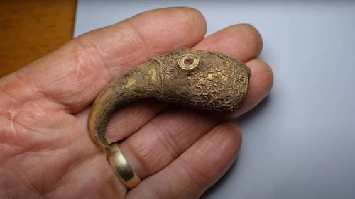 Angleterre : ils sondent une prairie et découvrent un artefact en or massif vieux de 1 400 ans