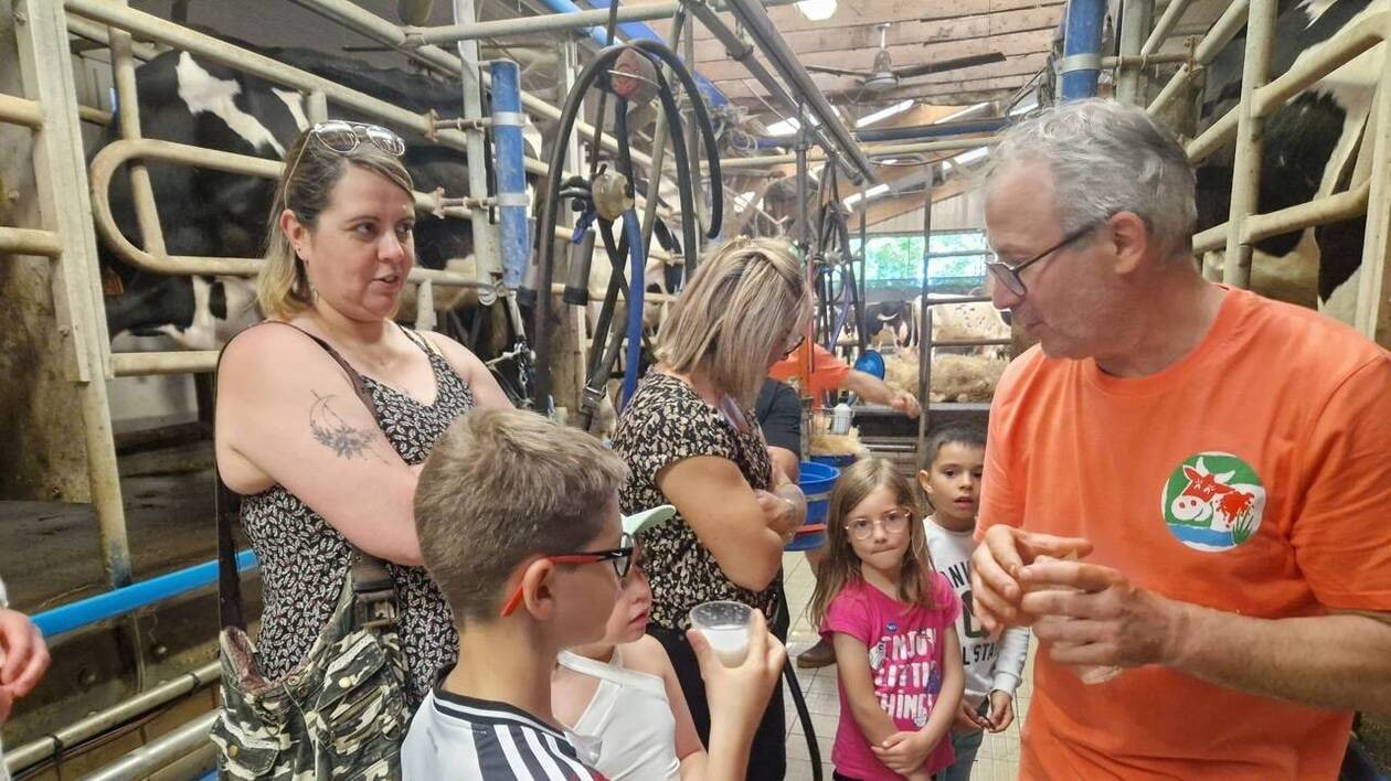 Visite de ferme en pays de Retz. Goûter le lait qui sort du pis de la vache, c’est « trop bon ! »