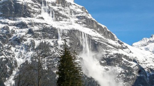 Un skieur de 58 ans emporté par une avalanche sauvé par son fils en Savoie