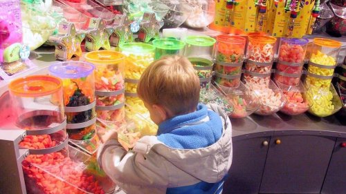 Les publicités vantant la malbouffe ont un impact direct sur l’appétit des enfants, alerte une étude