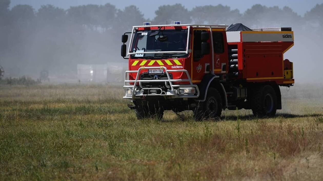 L’exploitant agricole contribue à éteindre le feu de son champ près de Nantes