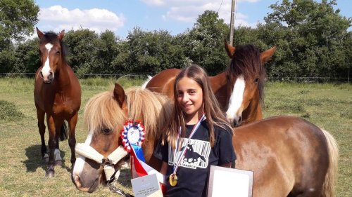 « C’est plus têtu qu’un cheval ! » : Lili, 11 ans, est déjà championne de France à poney