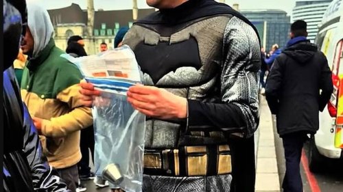 Deux policiers déguisés en Batman et Robin arrêtent deux escrocs qui arnaquaient des touristes
