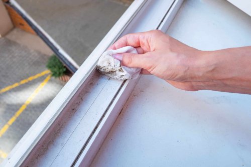 Ne perdez plus de temps avec le vinaigre : cette solution inattendue redonne éclat et propreté aux rails de vos fenêtres