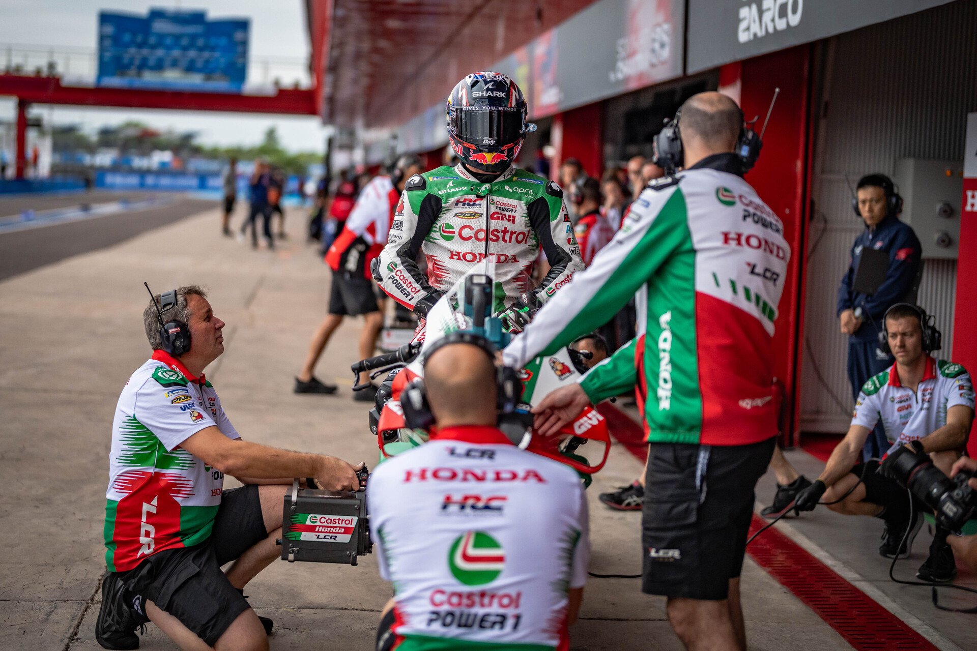 MotoGP L'accueil euphorique du stand LCR au retour de Zarco le brave ! - Le Mag Sport Auto