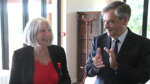 Légion d’honneur. « Vous êtes mon mentor » : François Fillon lui a remis les insignes de chevalier