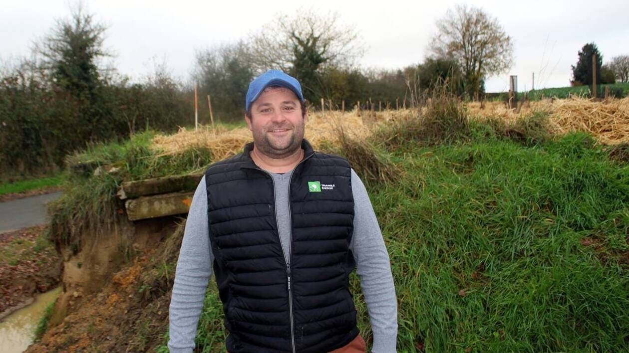 Pour lutter contre les inondations dans son village, Romain plante des arbres