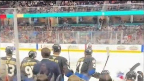Il sauve un garçon de 4 ans lors d’un match de hockey sur glace, la vidéo fait le buzz