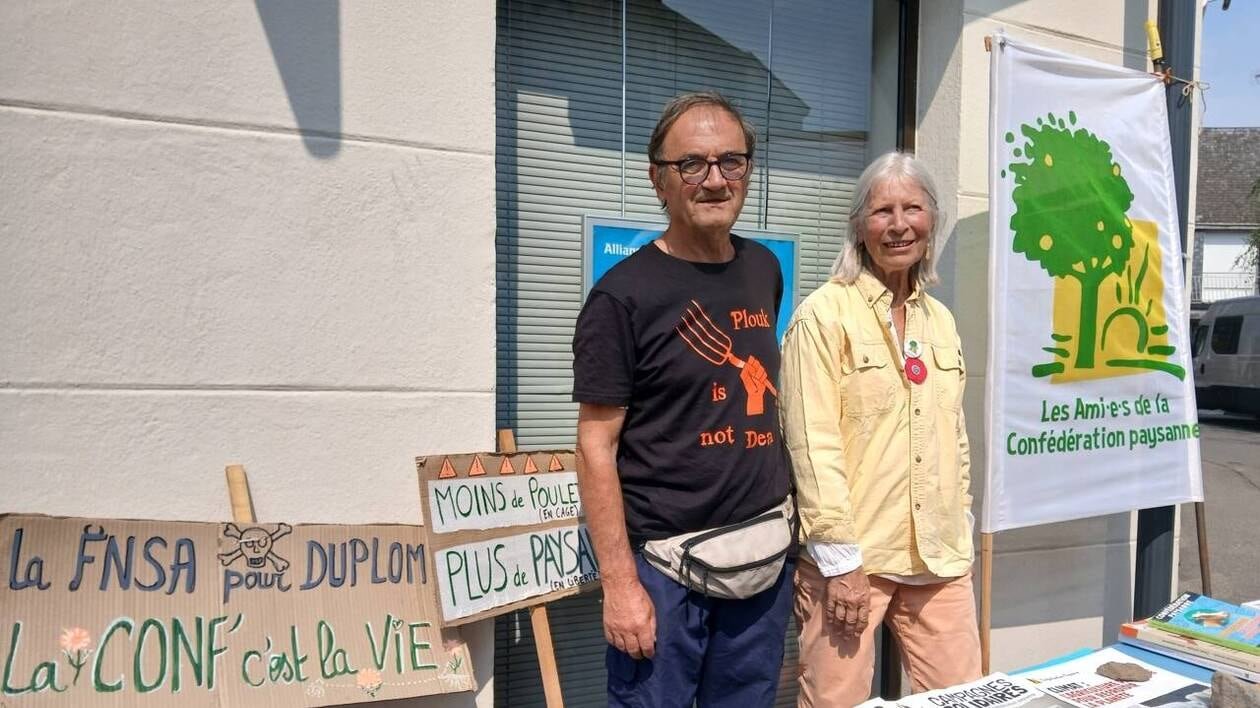 Les Ami.es de la Confédération paysanne tiennent un stand sur le marché d’Auray, une fois par mois