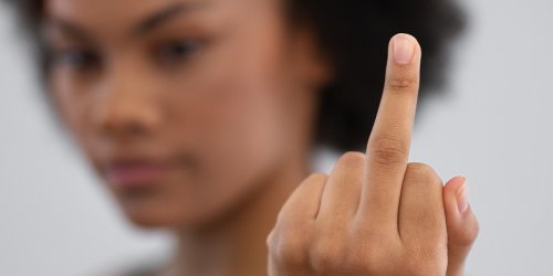 Un doigt d’honneur est-il considéré comme une insulte ? Que dit la loi ?
