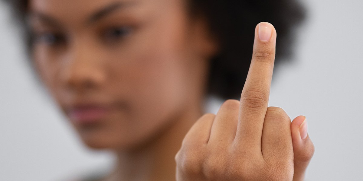 Un doigt d’honneur est-il considéré comme une insulte ? Que dit la loi ?