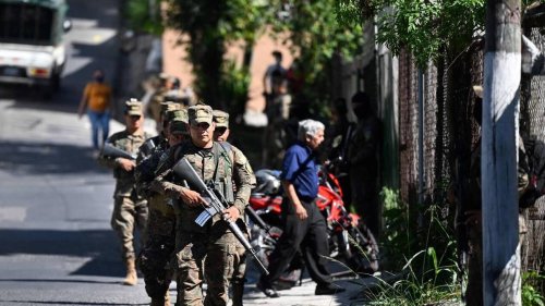 Au Salvador, 10 000 soldats et policiers encerclent une ville, 140 membres de gangs arrêtés