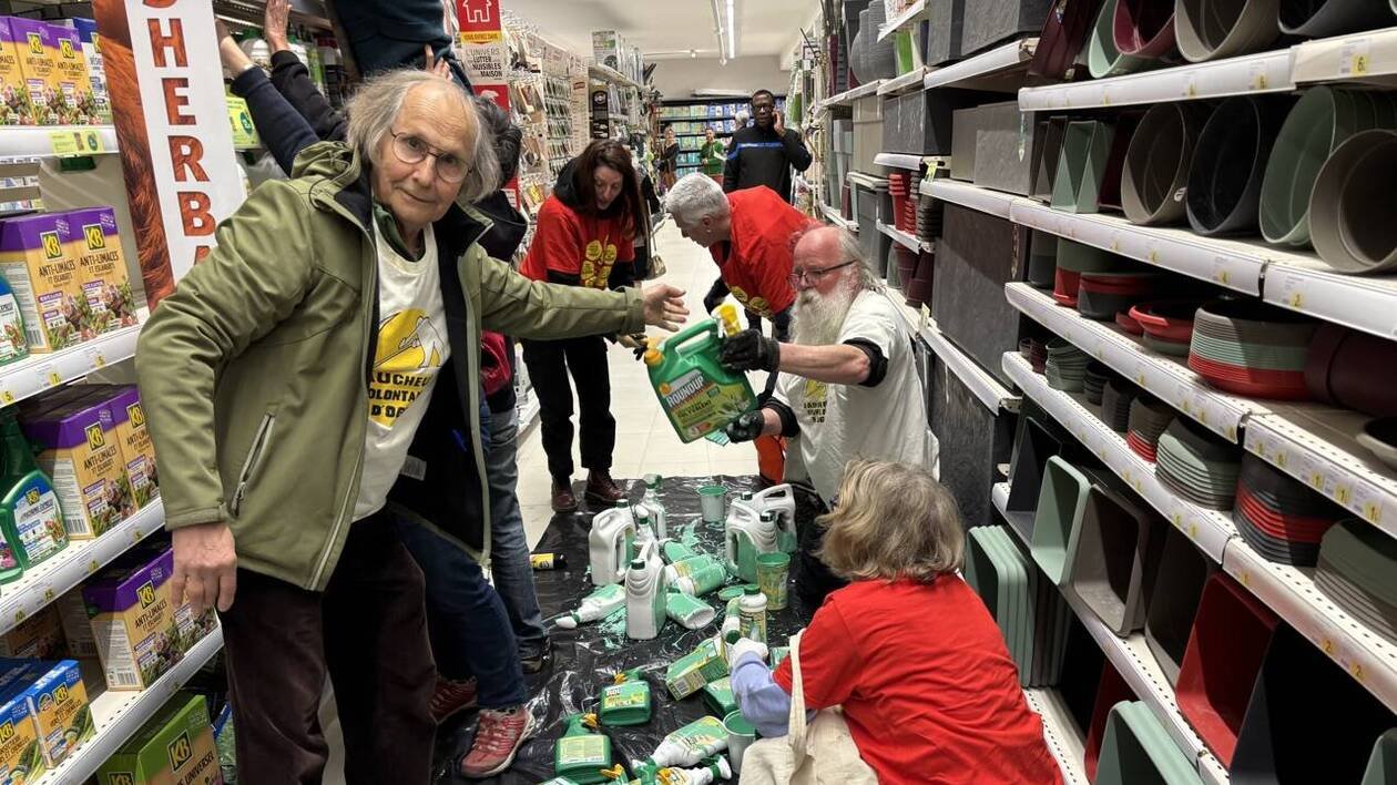 À Lanester, des militants s’attaquent à des produits de jardinage contenant des pesticides