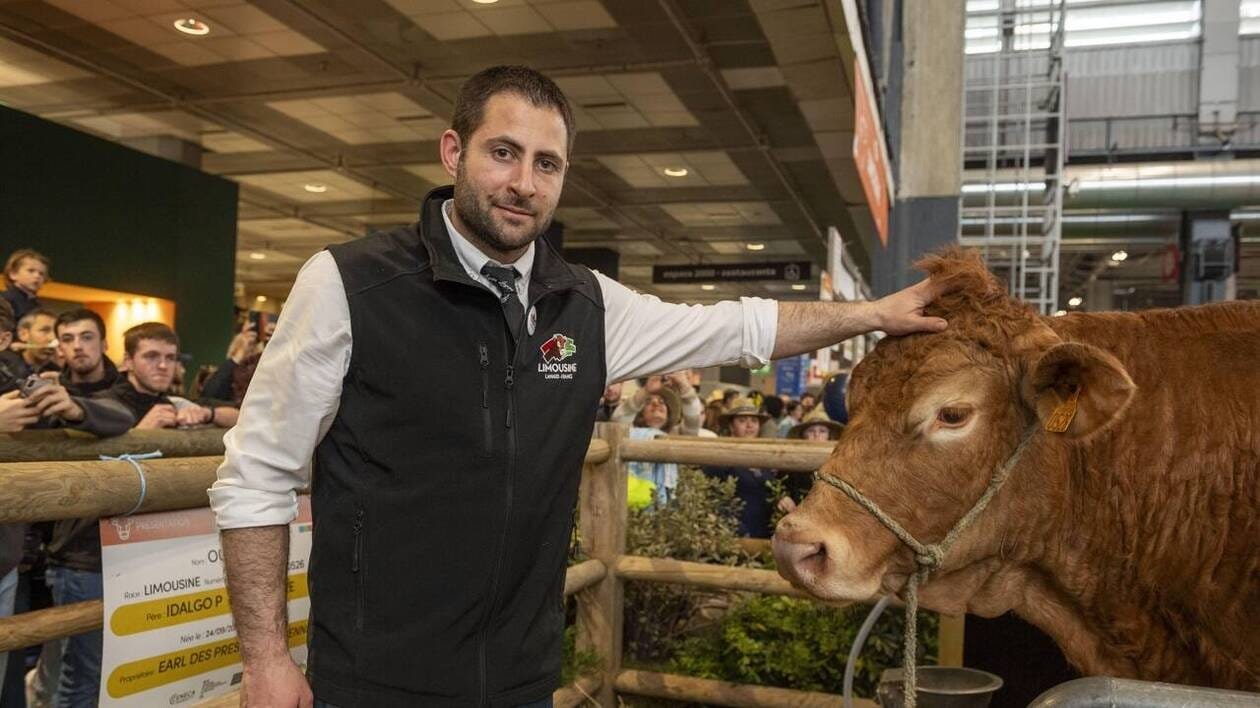 Alexandre et sa vache Oupette, stars du Salon de l’Agriculture à Paris