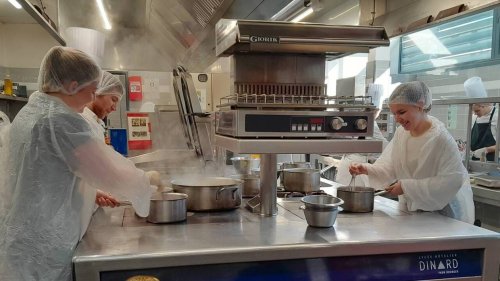 À Dinard, des élèves de Sciences Po sont venus dans les cuisines du lycée hôtelier