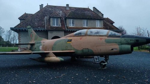 Ce Français achète un avion de chasse de 12 mètres de long et le gare devant chez lui
