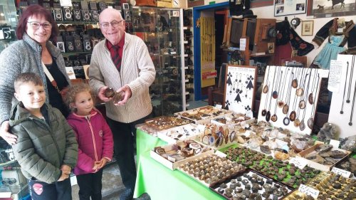 Durant le week-end de Pâques, ce passionné de minéraux rares de 82 ans ouvre sa galerie en Finistère