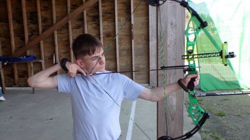 À 14 ans, ce jeune archer breton vise le podium aux championnats de France handisport
