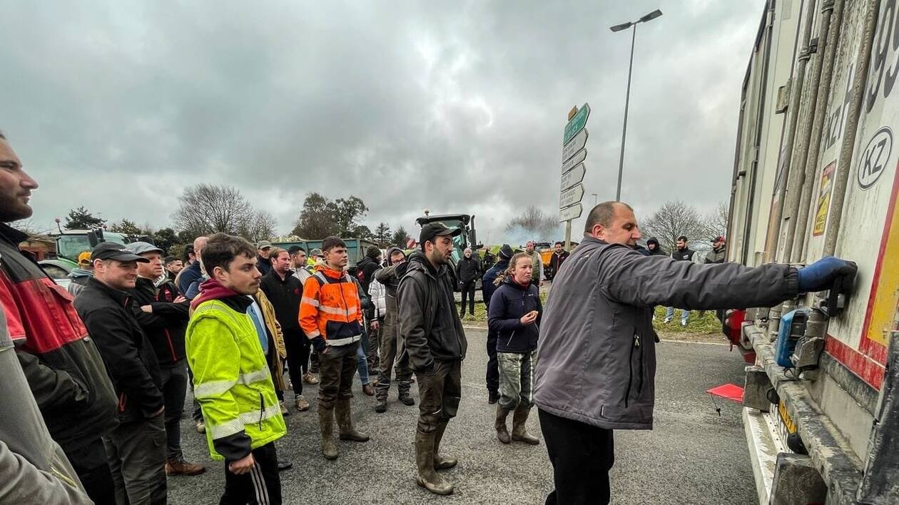 « Descendez, descendez, on contrôle votre cargaison ! » Le chauffeur russe n’avait rien à cacher