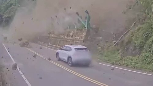 VIDÉO : les images glaçantes d’un automobiliste pris au piège dans une avalanche de pierres
