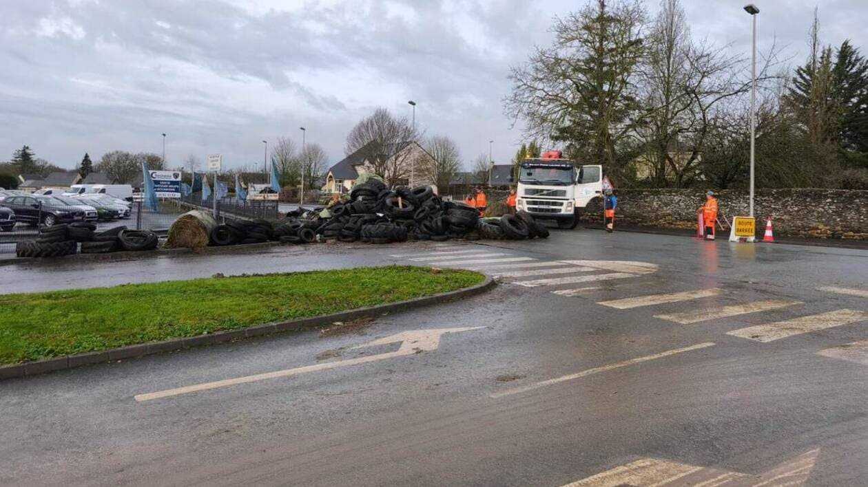 Une grande surface et une sous-préfecture prises pour cible par des agriculteurs en Anjou : l’action non reven
