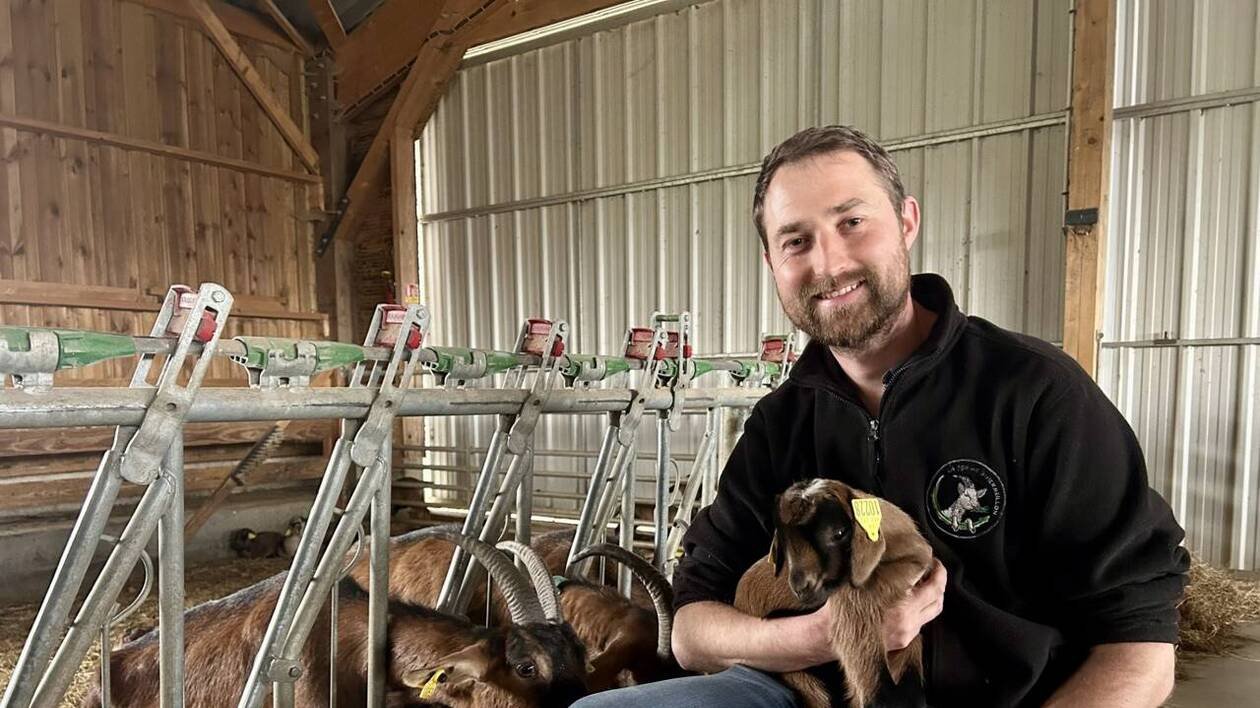 PORTRAIT. Après des études de sport, ce jeune agriculteur a choisi d’élever des chèvres en Bretagne