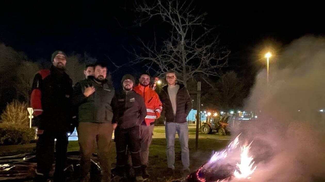 Les agriculteurs allument des « feux de la colère »