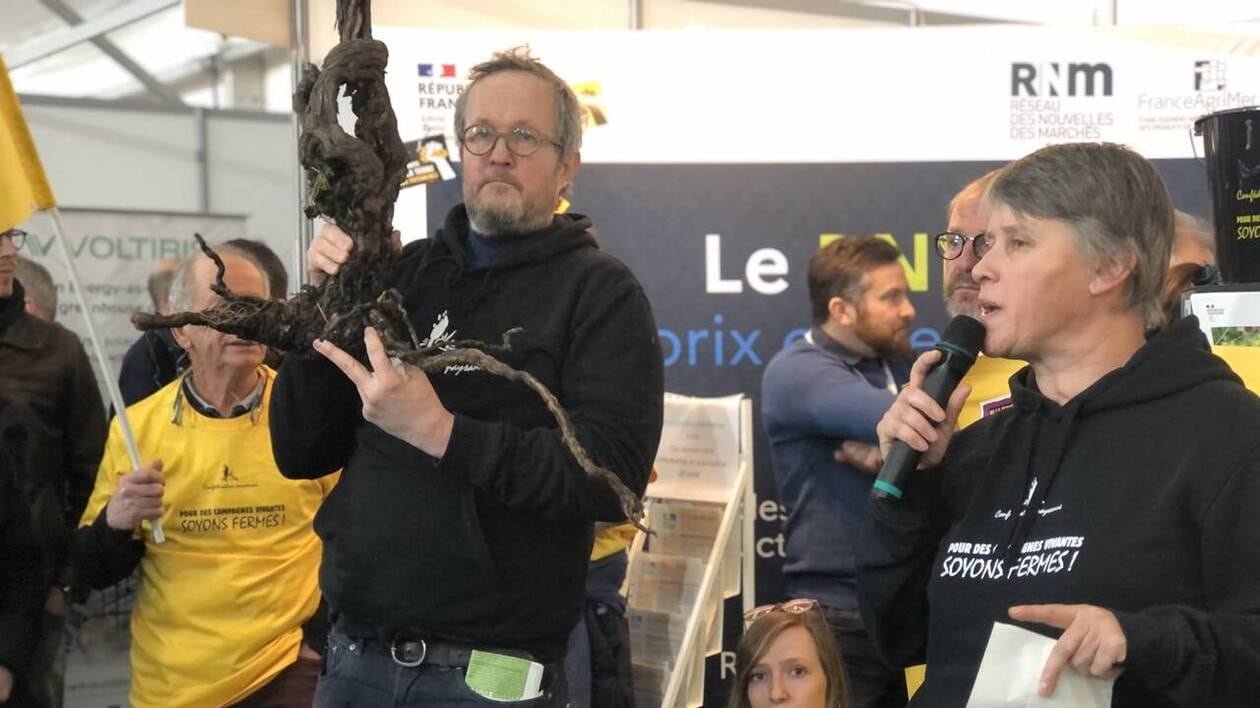 Arrachage de vignes : la Confédération paysanne mobilisée au Salon du végétal à Angers