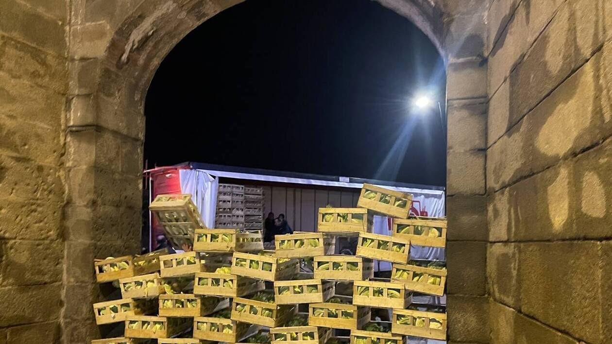 À Saint-Malo, des agriculteurs bloquent l’entrée d’Intra-muros avec des choux-fleurs après la venue d’Emmanuel