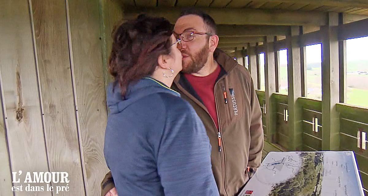 L’amour est dans le pré : Anthony et Evelyne dans le même lit, ils s’embrassent déjà (spoiler)