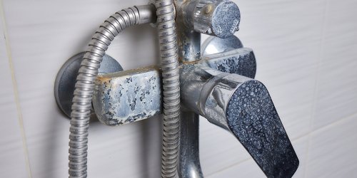 6 astuces de grand-mère super efficace pour éviter le calcaire dans la salle de bain !