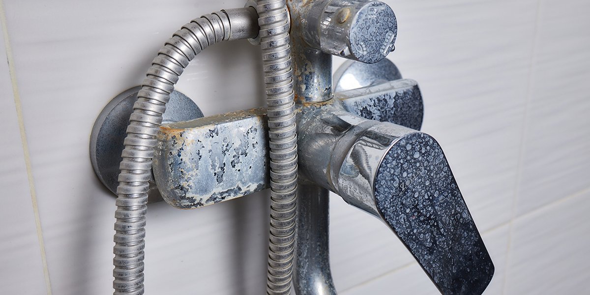 6 astuces de grand-mère super efficaces pour éviter le calcaire dans la salle de bain !