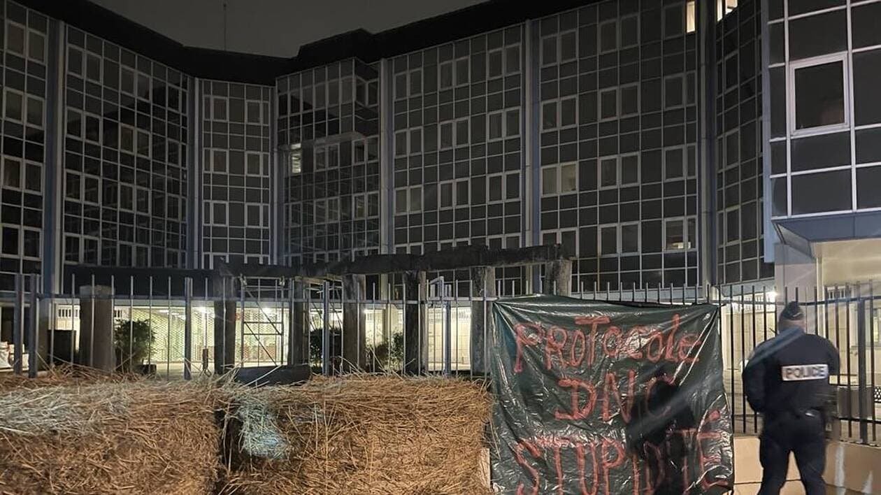 Dermatose nodulaire : des agricultures de Loire-Atlantique manifestent contre l’abattage total des troupeaux d