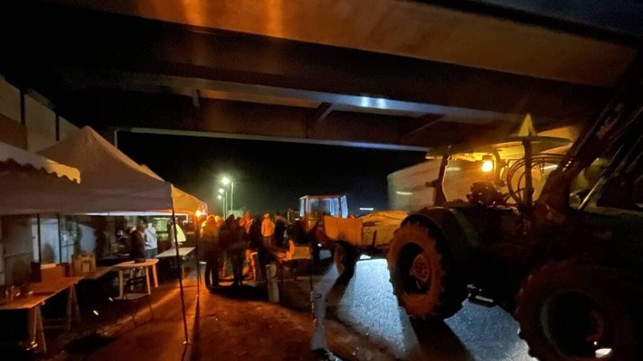 EN IMAGES : « Déterminés et non violents » : des agriculteurs s’installent à proximité d’une autoroute de Main