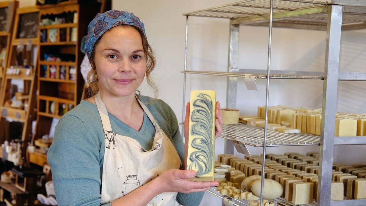 Cette éleveuse fabrique des savons avec le lait de ses vaches et de l’aloe vera