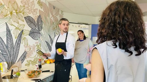 À l’hôpital de Quimper, les jeunes patients cuisinent avec un chef pour chasser les idées noires