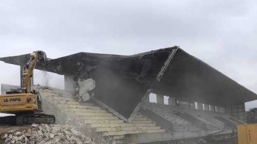EN IMAGES. À Quimper, l’emblématique tribune du stade de Penvillers détruite