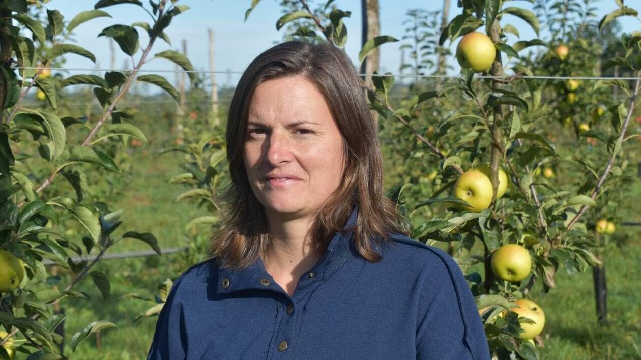 Arboricultrice, Audrey Souffrant ouvre un magasin à la ferme à Ernée