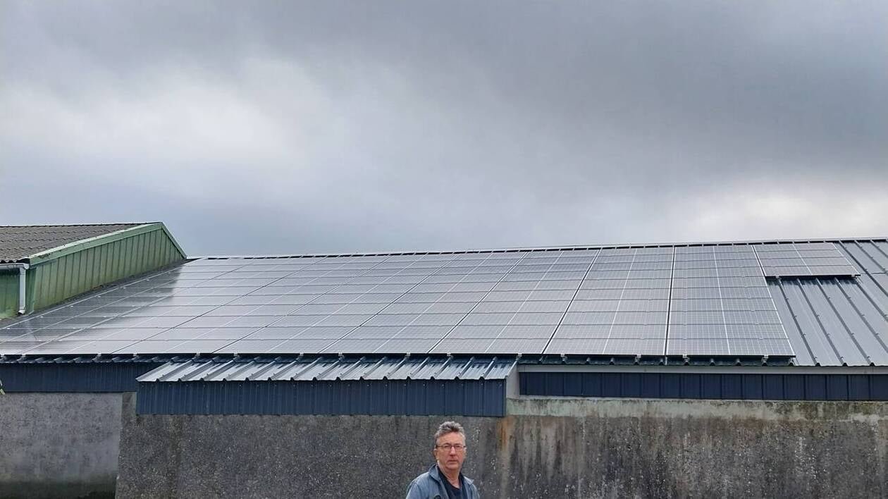 En Finistère, cet agriculteur vend l’électricité obtenue grâce à des panneaux photovoltaïques