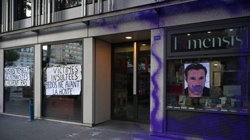 « Bedos né avant la honte » : un collectif féministe tapisse la façade de son éditeur à Paris