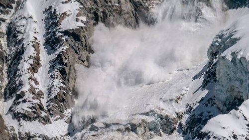 Une avalanche se déclenche dans les Alpes, deux femmes blessées