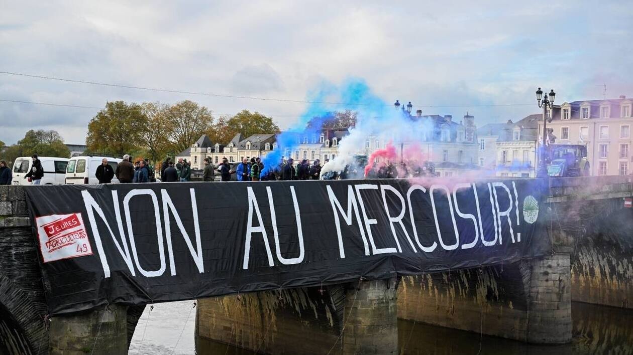 Le syndicats agricoles FDSEA et JA dressent un banquet de la honte vendredi 26 septembre à Angers