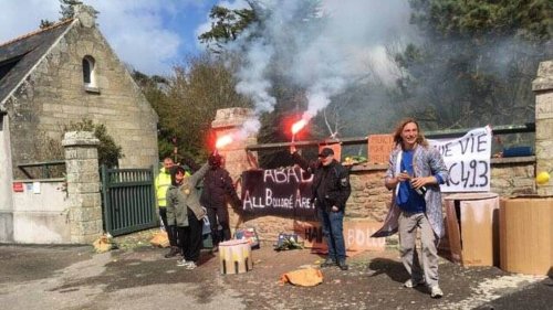 Retraites : en Bretagne, ils manifestent devant la résidence secondaire de Vincent Bolloré