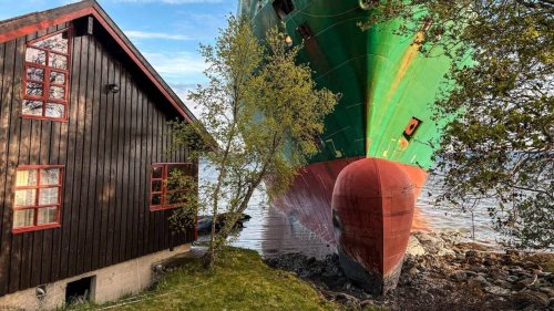 EN IMAGES. Un porte-conteneurs de 135 mètres s’échoue dans le jardin d’un norvégien
