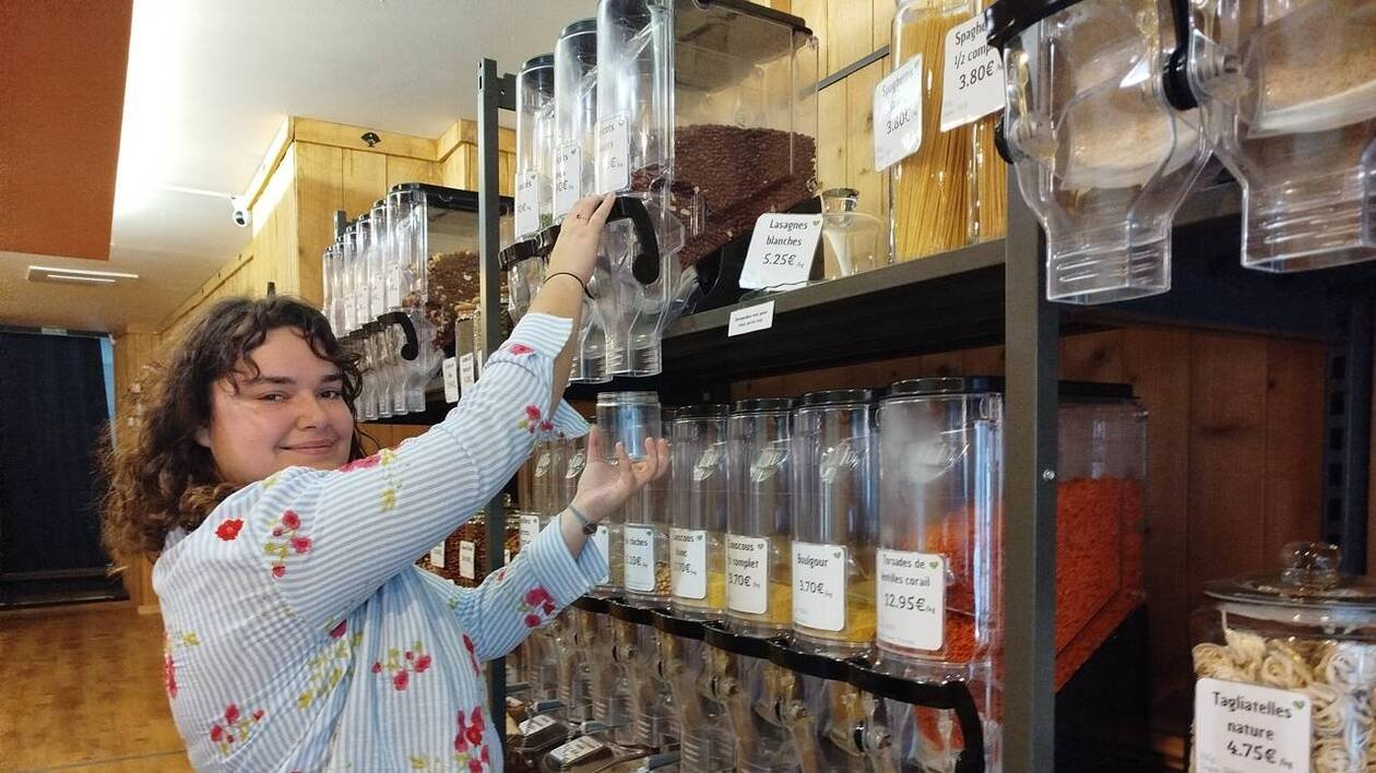 « Ici, on achète ce dont on a besoin et pas plus », résume l’épicière qui vend en vrac, en centre-ville d’Ance